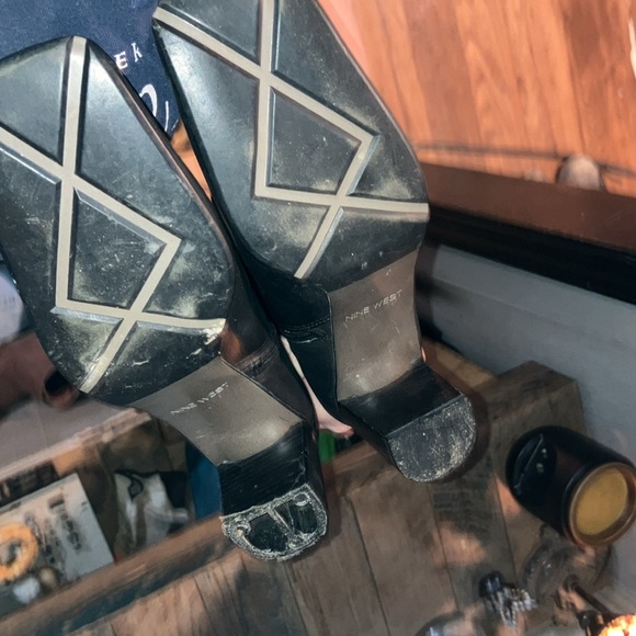 Women’s Nine West 8.5 black ankle boots missing piece under the heel of one. - Picture 3 of 4